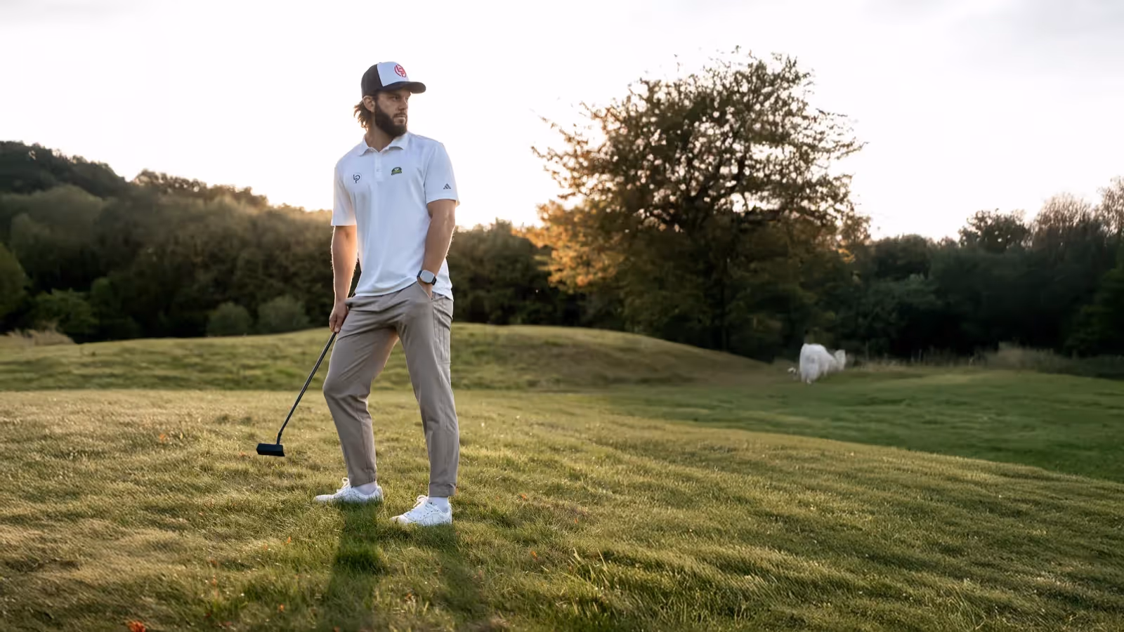 Golfer mit LP-Putter auf dem Golfplatz im Abendlicht