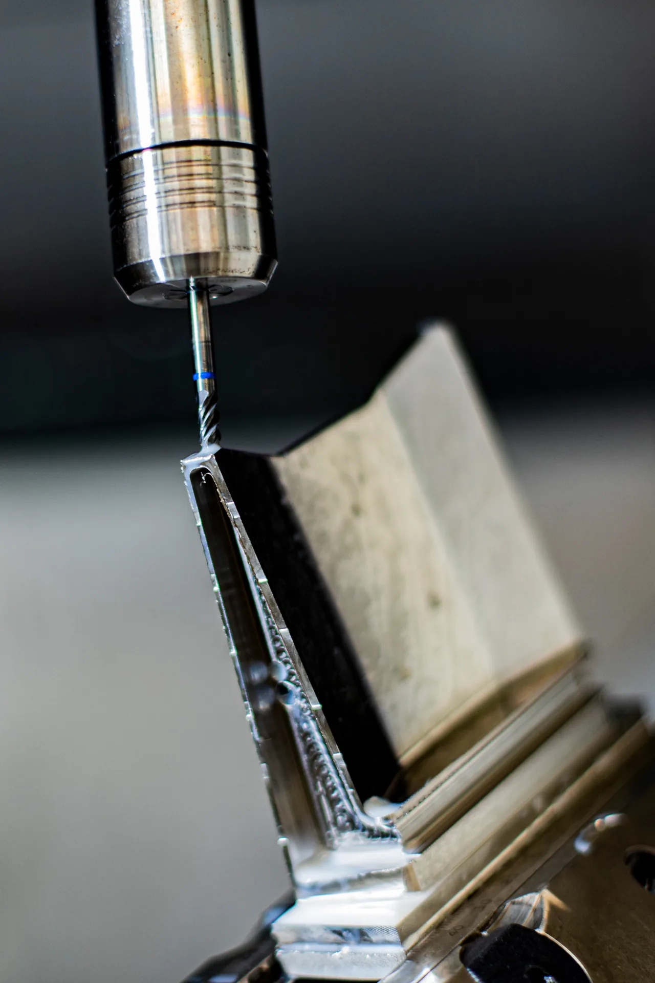 CNC-Fräse bearbeitet einen Putterkopf-Rohling