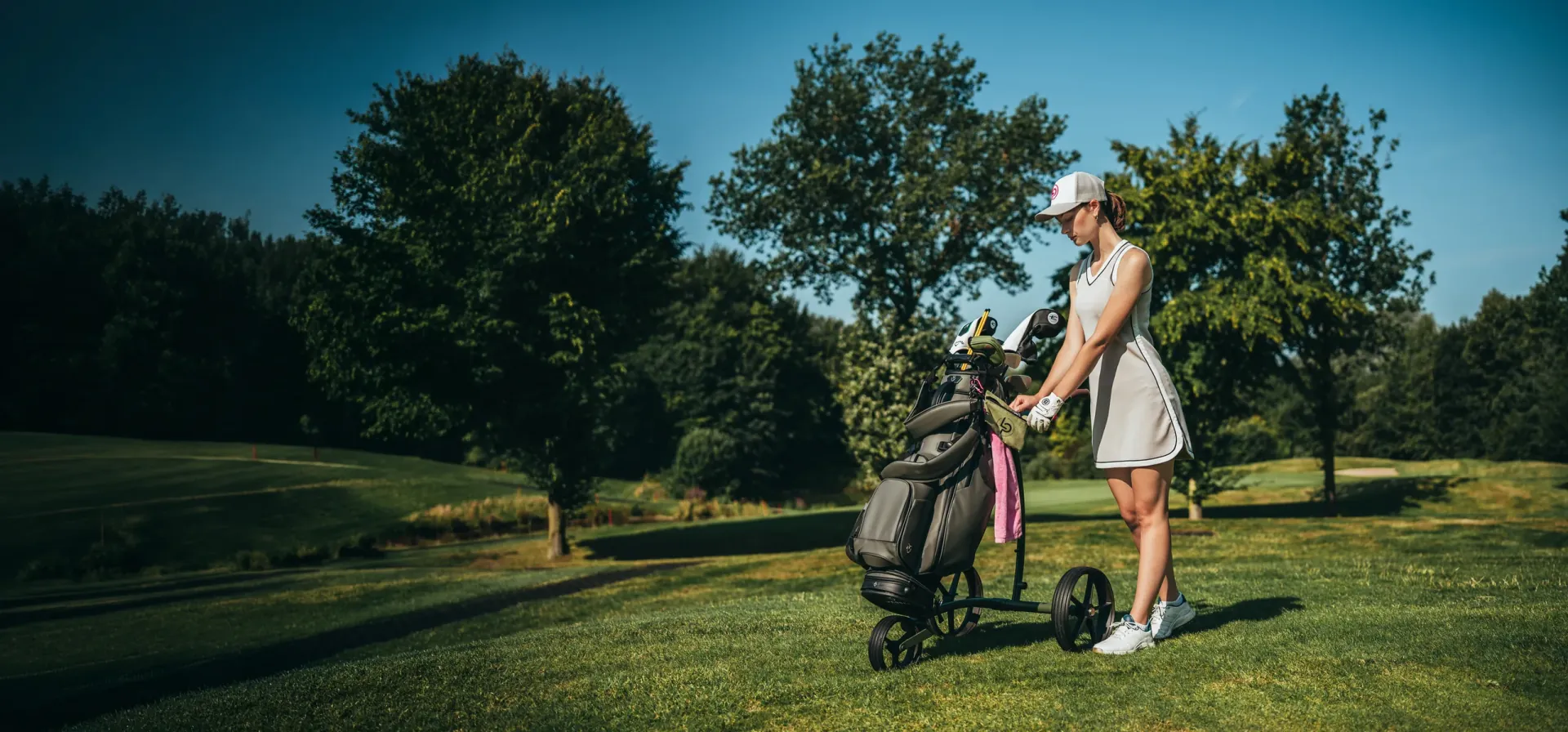 Golferin mit LP-Bag auf dem Golfplatz