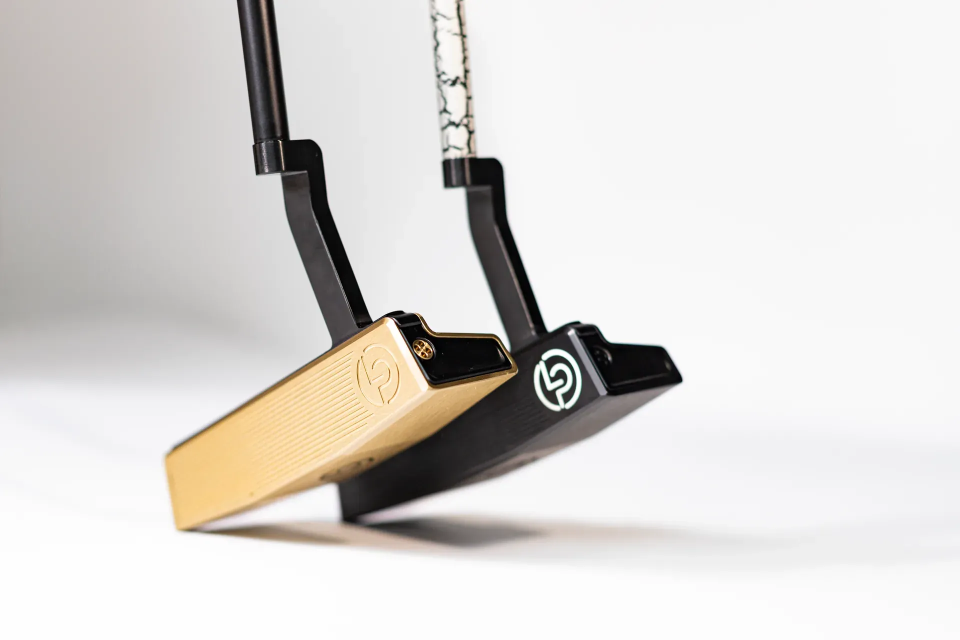 Goldener und schwarzer LP Putter im Studiolicht